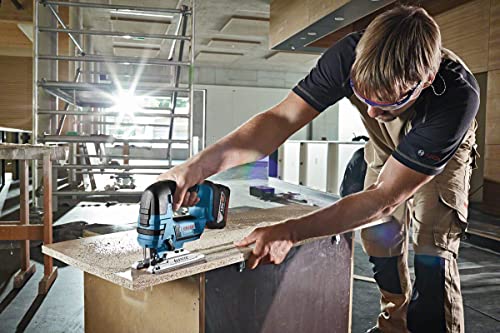 Bosch Professional GST 18V-LI S (inkl. 2x 4.0 Ah Akku + Ladegerät, 3x Sägeblätter für Holz, Abdeckhaube, 1/1 L-BOXX-Einlage, L-BOXX 136)